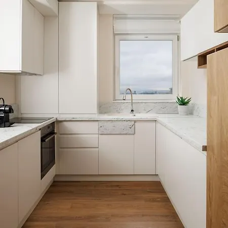 Skylark - Angeles With Fireplace & View
